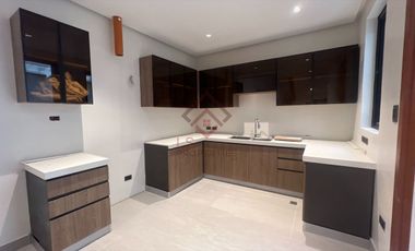 SH10 FOR SALE Ultra Modern Townhouse in Multinational Village