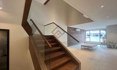 SH10 FOR SALE Ultra Modern Townhouse in Multinational Village