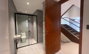 SH10 FOR SALE Ultra Modern Townhouse in Multinational Village