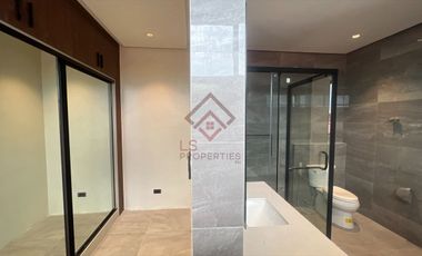 SH10 FOR SALE Ultra Modern Townhouse in Multinational Village