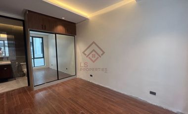 SH10 FOR SALE Ultra Modern Townhouse in Multinational Village