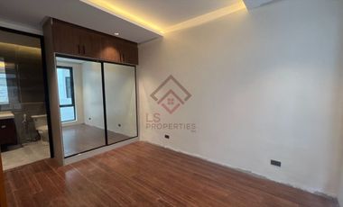 SH10 FOR SALE Ultra Modern Townhouse in Multinational Village