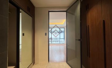 SH10 FOR SALE Ultra Modern Townhouse in Multinational Village