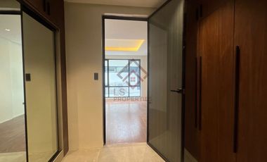 SH10 FOR SALE Ultra Modern Townhouse in Multinational Village