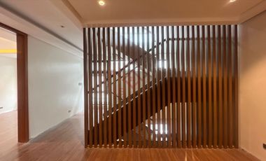 SH10 FOR SALE Ultra Modern Townhouse in Multinational Village