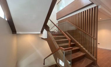 SH10 FOR SALE Ultra Modern Townhouse in Multinational Village