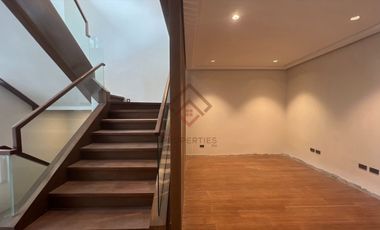 SH10 FOR SALE Ultra Modern Townhouse in Multinational Village