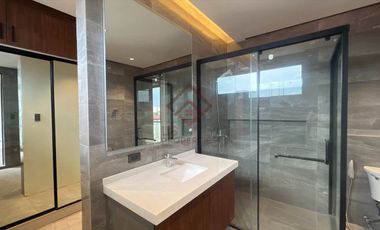 SH10 FOR SALE Ultra Modern Townhouse in Multinational Village