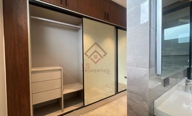 SH10 FOR SALE Ultra Modern Townhouse in Multinational Village