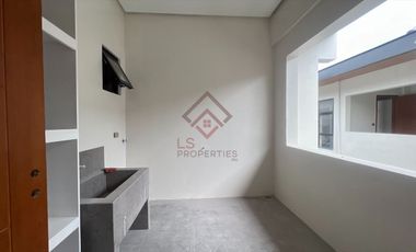 SH10 FOR SALE Ultra Modern Townhouse in Multinational Village