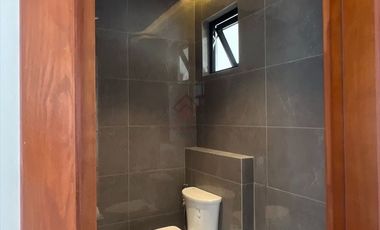 SH10 FOR SALE Ultra Modern Townhouse in Multinational Village