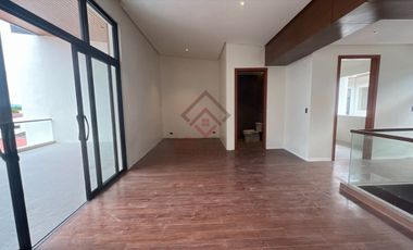 SH10 FOR SALE Ultra Modern Townhouse in Multinational Village