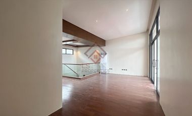 SH10 FOR SALE Ultra Modern Townhouse in Multinational Village