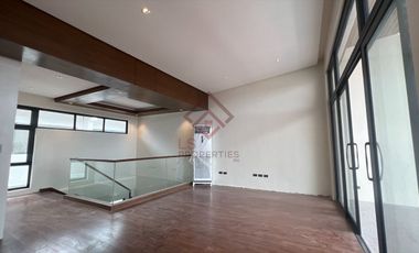 SH10 FOR SALE Ultra Modern Townhouse in Multinational Village