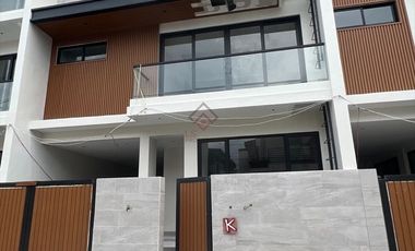 SH10 FOR SALE Ultra Modern Townhouse in Multinational Village