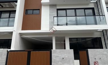 SH10 FOR SALE Ultra Modern Townhouse in Multinational Village
