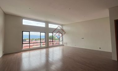 SH10 FOR SALE Ultra Modern Townhouse in Multinational Village