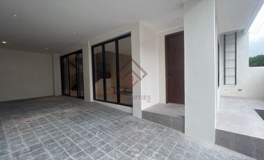 SH10 FOR SALE Ultra Modern Townhouse in Multinational Village