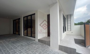 SH10 FOR SALE Ultra Modern Townhouse in Multinational Village