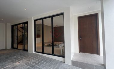 SH10 FOR SALE Ultra Modern Townhouse in Multinational Village