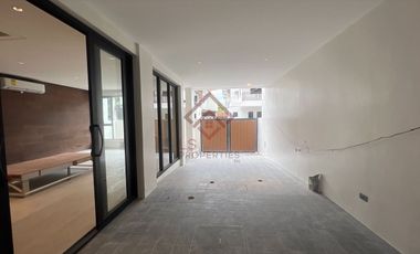 SH10 FOR SALE Ultra Modern Townhouse in Multinational Village