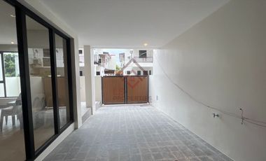 SH10 FOR SALE Ultra Modern Townhouse in Multinational Village