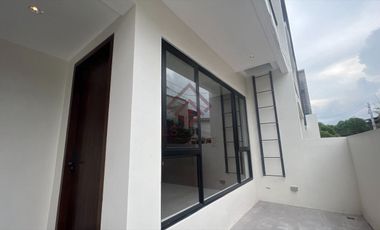 SH10 FOR SALE Ultra Modern Townhouse in Multinational Village
