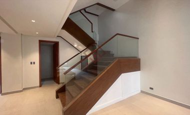 SH10 FOR SALE Ultra Modern Townhouse in Multinational Village