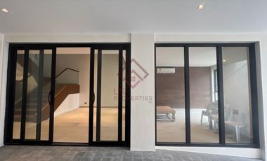 SH10 FOR SALE Ultra Modern Townhouse in Multinational Village