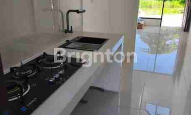 DIJUAL RUMAH CANTIK TENGAH KOTA BERNUANSA MINIMALIS LOKASI DALAM PERUMAHAN PALM HILS AMAN NYAMAN HARGA NEGO