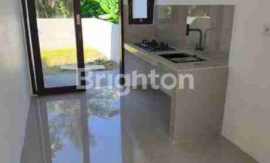 DIJUAL RUMAH CANTIK TENGAH KOTA BERNUANSA MINIMALIS LOKASI DALAM PERUMAHAN PALM HILS AMAN NYAMAN HARGA NEGO