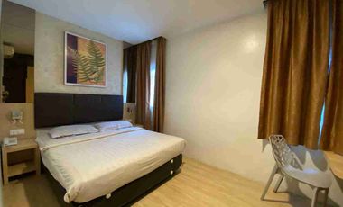 Kamar Hotel Murah Harian dan Strategis Townhouse Oak Cardinal Lucky Star Batam