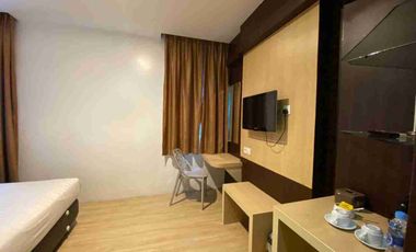 Kamar Hotel Murah Harian dan Strategis Townhouse Oak Cardinal Lucky Star Batam