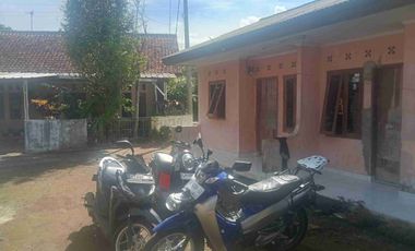 Rumah 400 m + Kontrakan 2 Pintu + Toko, Dipusat Kota Kecamatan Bojong, Purwakarta.