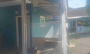 Rumah 400 m + Kontrakan 2 Pintu + Toko, Dipusat Kota Kecamatan Bojong, Purwakarta.