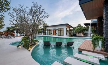 Single house with pool (805)