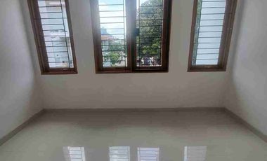 Disewa Murah Rumah 2 lantai di kelapa Gading