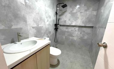 PRE-SELLING ELEGANT MODERN 2 STOREY TOWNHOUSE FOR SALE IN LAS PIÑAS