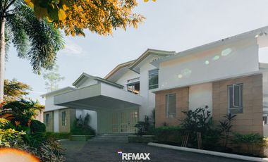 Split with Mezzanine for Rent in Dasmarinas Village Makati City