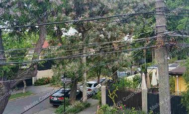 Arriendo Hermosa  Casa en las condes , con amplia distribución de 2 pisos con orientación Nor oriente, excelente iluminación natural con amplias ventanas,terraza con excelente conectividad.  Cercana al Metro Manquehue, a pasos de paraderos.

Sus principales características son:
Cercano a comercios, colegios y autopistas.

• 285 mts2 de terreno
• 195 mts2 construidos
• 90 mts2 Terraza
• 3 dormitorios + servicio
• 4 baños + servicio
• Gran jardín seco formado
• Piscina
• Quincho
• Portón eléctrico
• 2 Estacionamiento
• 1 Bodega
• Gastos comunes NO TIENE
• Año 2000
• Ventanas termo panel
• Cerco eléctrico


DISTRIBUCIÓN:
PRIMER PISO:
Hall de entrada muy luminoso que conecta a todos los espacios de la casa.
Living conectado a hall de entrada y comedor
Comedor con conexión directa a living y cocina
Cocina full equipada, refrigerador, lavadora, microondas, horno, etc.
Terraza en el sector de quincho y piscina, techada y con amplio espacio para compartir en familia
Segunda terraza en el sector del dormitorio principal.

Sector dormitorios:
Dormitorio principal en suite con amplio closet y mucha luz natural.
Baño 1 completo, tiene ducha en obra
Baño 2 completo, tiene tina
Dormitorio de servicio y baño de servicio con full independencia.
SEGUNDO PISO:
Dormitorio 2, de buen tamaño, tiene aire acondicionado, con balcón propio.
Dormitorio 3 con amplio espacio con closet. Tiene balcón
Sala de estar entre los dormitorios de gran tamaño.
Baño 2 con luz natural, tiene tina
Baño 3 con luz natural, amplio y con ducha.



ADICIONALES DE LA CASA:
• Ventanas de termo panel.
• Gas es por metrogas
• Agua de empresa sanitaria
• Calefón
• Alcantarillado: empresa sanitaria
• Pisos flotante en dormitorios áreas comunes, cocina y baños con cerámica
• losa asfáltica
• Jardín consolidado
• Maravillosa piscina
• Portón automático

Los metros cuadrados son aproximados y entregados por sus dueños

REQUISITOS ARRENDATARIO Y AVAL. Canon de arriendo 
 60 U F

Acreditar ingresos de 3 veces el valor del arriendo
Contrato Indefinido
12 Ultimas cotizaciones
Acreditar 6 Ultimas liquidaciones de sueldo.
Dicom platiniun 360
Foto cédula ambos lados.
1 mes de arriendo anticipado
2 mes de garantía
Antecedentes penales.
Aval los mismos documentos
comisión 50%.



GLOBAL21 PROPIEDADES