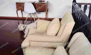 Arriendo Hermosa  Casa en las condes , con amplia distribución de 2 pisos con orientación Nor oriente, excelente iluminación natural con amplias ventanas,terraza con excelente conectividad.  Cercana al Metro Manquehue, a pasos de paraderos.

Sus principales características son:
Cercano a comercios, colegios y autopistas.

• 285 mts2 de terreno
• 195 mts2 construidos
• 90 mts2 Terraza
• 3 dormitorios + servicio
• 4 baños + servicio
• Gran jardín seco formado
• Piscina
• Quincho
• Portón eléctrico
• 2 Estacionamiento
• 1 Bodega
• Gastos comunes NO TIENE
• Año 2000
• Ventanas termo panel
• Cerco eléctrico


DISTRIBUCIÓN:
PRIMER PISO:
Hall de entrada muy luminoso que conecta a todos los espacios de la casa.
Living conectado a hall de entrada y comedor
Comedor con conexión directa a living y cocina
Cocina full equipada, refrigerador, lavadora, microondas, horno, etc.
Terraza en el sector de quincho y piscina, techada y con amplio espacio para compartir en familia
Segunda terraza en el sector del dormitorio principal.

Sector dormitorios:
Dormitorio principal en suite con amplio closet y mucha luz natural.
Baño 1 completo, tiene ducha en obra
Baño 2 completo, tiene tina
Dormitorio de servicio y baño de servicio con full independencia.
SEGUNDO PISO:
Dormitorio 2, de buen tamaño, tiene aire acondicionado, con balcón propio.
Dormitorio 3 con amplio espacio con closet. Tiene balcón
Sala de estar entre los dormitorios de gran tamaño.
Baño 2 con luz natural, tiene tina
Baño 3 con luz natural, amplio y con ducha.



ADICIONALES DE LA CASA:
• Ventanas de termo panel.
• Gas es por metrogas
• Agua de empresa sanitaria
• Calefón
• Alcantarillado: empresa sanitaria
• Pisos flotante en dormitorios áreas comunes, cocina y baños con cerámica
• losa asfáltica
• Jardín consolidado
• Maravillosa piscina
• Portón automático

Los metros cuadrados son aproximados y entregados por sus dueños

REQUISITOS ARRENDATARIO Y AVAL. Canon de arriendo 
 60 U F

Acreditar ingresos de 3 veces el valor del arriendo
Contrato Indefinido
12 Ultimas cotizaciones
Acreditar 6 Ultimas liquidaciones de sueldo.
Dicom platiniun 360
Foto cédula ambos lados.
1 mes de arriendo anticipado
2 mes de garantía
Antecedentes penales.
Aval los mismos documentos
comisión 50%.



GLOBAL21 PROPIEDADES