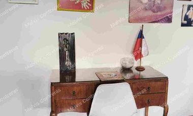 Arriendo Hermosa  Casa en las condes , con amplia distribución de 2 pisos con orientación Nor oriente, excelente iluminación natural con amplias ventanas,terraza con excelente conectividad.  Cercana al Metro Manquehue, a pasos de paraderos.

Sus principales características son:
Cercano a comercios, colegios y autopistas.

• 285 mts2 de terreno
• 195 mts2 construidos
• 90 mts2 Terraza
• 3 dormitorios + servicio
• 4 baños + servicio
• Gran jardín seco formado
• Piscina
• Quincho
• Portón eléctrico
• 2 Estacionamiento
• 1 Bodega
• Gastos comunes NO TIENE
• Año 2000
• Ventanas termo panel
• Cerco eléctrico


DISTRIBUCIÓN:
PRIMER PISO:
Hall de entrada muy luminoso que conecta a todos los espacios de la casa.
Living conectado a hall de entrada y comedor
Comedor con conexión directa a living y cocina
Cocina full equipada, refrigerador, lavadora, microondas, horno, etc.
Terraza en el sector de quincho y piscina, techada y con amplio espacio para compartir en familia
Segunda terraza en el sector del dormitorio principal.

Sector dormitorios:
Dormitorio principal en suite con amplio closet y mucha luz natural.
Baño 1 completo, tiene ducha en obra
Baño 2 completo, tiene tina
Dormitorio de servicio y baño de servicio con full independencia.
SEGUNDO PISO:
Dormitorio 2, de buen tamaño, tiene aire acondicionado, con balcón propio.
Dormitorio 3 con amplio espacio con closet. Tiene balcón
Sala de estar entre los dormitorios de gran tamaño.
Baño 2 con luz natural, tiene tina
Baño 3 con luz natural, amplio y con ducha.



ADICIONALES DE LA CASA:
• Ventanas de termo panel.
• Gas es por metrogas
• Agua de empresa sanitaria
• Calefón
• Alcantarillado: empresa sanitaria
• Pisos flotante en dormitorios áreas comunes, cocina y baños con cerámica
• losa asfáltica
• Jardín consolidado
• Maravillosa piscina
• Portón automático

Los metros cuadrados son aproximados y entregados por sus dueños

REQUISITOS ARRENDATARIO Y AVAL. Canon de arriendo 
 60 U F

Acreditar ingresos de 3 veces el valor del arriendo
Contrato Indefinido
12 Ultimas cotizaciones
Acreditar 6 Ultimas liquidaciones de sueldo.
Dicom platiniun 360
Foto cédula ambos lados.
1 mes de arriendo anticipado
2 mes de garantía
Antecedentes penales.
Aval los mismos documentos
comisión 50%.



GLOBAL21 PROPIEDADES