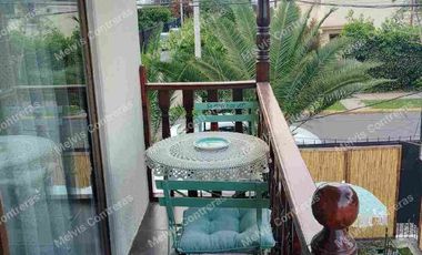 Arriendo Hermosa  Casa en las condes , con amplia distribución de 2 pisos con orientación Nor oriente, excelente iluminación natural con amplias ventanas,terraza con excelente conectividad.  Cercana al Metro Manquehue, a pasos de paraderos.

Sus principales características son:
Cercano a comercios, colegios y autopistas.

• 285 mts2 de terreno
• 195 mts2 construidos
• 90 mts2 Terraza
• 3 dormitorios + servicio
• 4 baños + servicio
• Gran jardín seco formado
• Piscina
• Quincho
• Portón eléctrico
• 2 Estacionamiento
• 1 Bodega
• Gastos comunes NO TIENE
• Año 2000
• Ventanas termo panel
• Cerco eléctrico


DISTRIBUCIÓN:
PRIMER PISO:
Hall de entrada muy luminoso que conecta a todos los espacios de la casa.
Living conectado a hall de entrada y comedor
Comedor con conexión directa a living y cocina
Cocina full equipada, refrigerador, lavadora, microondas, horno, etc.
Terraza en el sector de quincho y piscina, techada y con amplio espacio para compartir en familia
Segunda terraza en el sector del dormitorio principal.

Sector dormitorios:
Dormitorio principal en suite con amplio closet y mucha luz natural.
Baño 1 completo, tiene ducha en obra
Baño 2 completo, tiene tina
Dormitorio de servicio y baño de servicio con full independencia.
SEGUNDO PISO:
Dormitorio 2, de buen tamaño, tiene aire acondicionado, con balcón propio.
Dormitorio 3 con amplio espacio con closet. Tiene balcón
Sala de estar entre los dormitorios de gran tamaño.
Baño 2 con luz natural, tiene tina
Baño 3 con luz natural, amplio y con ducha.



ADICIONALES DE LA CASA:
• Ventanas de termo panel.
• Gas es por metrogas
• Agua de empresa sanitaria
• Calefón
• Alcantarillado: empresa sanitaria
• Pisos flotante en dormitorios áreas comunes, cocina y baños con cerámica
• losa asfáltica
• Jardín consolidado
• Maravillosa piscina
• Portón automático

Los metros cuadrados son aproximados y entregados por sus dueños

REQUISITOS ARRENDATARIO Y AVAL. Canon de arriendo 
 60 U F

Acreditar ingresos de 3 veces el valor del arriendo
Contrato Indefinido
12 Ultimas cotizaciones
Acreditar 6 Ultimas liquidaciones de sueldo.
Dicom platiniun 360
Foto cédula ambos lados.
1 mes de arriendo anticipado
2 mes de garantía
Antecedentes penales.
Aval los mismos documentos
comisión 50%.



GLOBAL21 PROPIEDADES