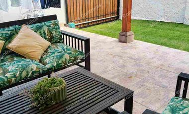 Arriendo Hermosa  Casa en las condes , con amplia distribución de 2 pisos con orientación Nor oriente, excelente iluminación natural con amplias ventanas,terraza con excelente conectividad.  Cercana al Metro Manquehue, a pasos de paraderos.

Sus principales características son:
Cercano a comercios, colegios y autopistas.

• 285 mts2 de terreno
• 195 mts2 construidos
• 90 mts2 Terraza
• 3 dormitorios + servicio
• 4 baños + servicio
• Gran jardín seco formado
• Piscina
• Quincho
• Portón eléctrico
• 2 Estacionamiento
• 1 Bodega
• Gastos comunes NO TIENE
• Año 2000
• Ventanas termo panel
• Cerco eléctrico


DISTRIBUCIÓN:
PRIMER PISO:
Hall de entrada muy luminoso que conecta a todos los espacios de la casa.
Living conectado a hall de entrada y comedor
Comedor con conexión directa a living y cocina
Cocina full equipada, refrigerador, lavadora, microondas, horno, etc.
Terraza en el sector de quincho y piscina, techada y con amplio espacio para compartir en familia
Segunda terraza en el sector del dormitorio principal.

Sector dormitorios:
Dormitorio principal en suite con amplio closet y mucha luz natural.
Baño 1 completo, tiene ducha en obra
Baño 2 completo, tiene tina
Dormitorio de servicio y baño de servicio con full independencia.
SEGUNDO PISO:
Dormitorio 2, de buen tamaño, tiene aire acondicionado, con balcón propio.
Dormitorio 3 con amplio espacio con closet. Tiene balcón
Sala de estar entre los dormitorios de gran tamaño.
Baño 2 con luz natural, tiene tina
Baño 3 con luz natural, amplio y con ducha.



ADICIONALES DE LA CASA:
• Ventanas de termo panel.
• Gas es por metrogas
• Agua de empresa sanitaria
• Calefón
• Alcantarillado: empresa sanitaria
• Pisos flotante en dormitorios áreas comunes, cocina y baños con cerámica
• losa asfáltica
• Jardín consolidado
• Maravillosa piscina
• Portón automático

Los metros cuadrados son aproximados y entregados por sus dueños

REQUISITOS ARRENDATARIO Y AVAL. Canon de arriendo 
 60 U F

Acreditar ingresos de 3 veces el valor del arriendo
Contrato Indefinido
12 Ultimas cotizaciones
Acreditar 6 Ultimas liquidaciones de sueldo.
Dicom platiniun 360
Foto cédula ambos lados.
1 mes de arriendo anticipado
2 mes de garantía
Antecedentes penales.
Aval los mismos documentos
comisión 50%.



GLOBAL21 PROPIEDADES