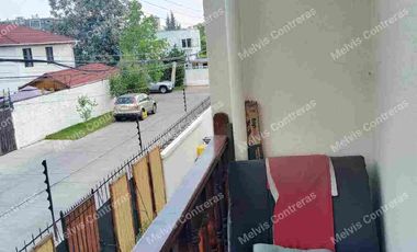 Arriendo Hermosa  Casa en las condes , con amplia distribución de 2 pisos con orientación Nor oriente, excelente iluminación natural con amplias ventanas,terraza con excelente conectividad.  Cercana al Metro Manquehue, a pasos de paraderos.

Sus principales características son:
Cercano a comercios, colegios y autopistas.

• 285 mts2 de terreno
• 195 mts2 construidos
• 90 mts2 Terraza
• 3 dormitorios + servicio
• 4 baños + servicio
• Gran jardín seco formado
• Piscina
• Quincho
• Portón eléctrico
• 2 Estacionamiento
• 1 Bodega
• Gastos comunes NO TIENE
• Año 2000
• Ventanas termo panel
• Cerco eléctrico


DISTRIBUCIÓN:
PRIMER PISO:
Hall de entrada muy luminoso que conecta a todos los espacios de la casa.
Living conectado a hall de entrada y comedor
Comedor con conexión directa a living y cocina
Cocina full equipada, refrigerador, lavadora, microondas, horno, etc.
Terraza en el sector de quincho y piscina, techada y con amplio espacio para compartir en familia
Segunda terraza en el sector del dormitorio principal.

Sector dormitorios:
Dormitorio principal en suite con amplio closet y mucha luz natural.
Baño 1 completo, tiene ducha en obra
Baño 2 completo, tiene tina
Dormitorio de servicio y baño de servicio con full independencia.
SEGUNDO PISO:
Dormitorio 2, de buen tamaño, tiene aire acondicionado, con balcón propio.
Dormitorio 3 con amplio espacio con closet. Tiene balcón
Sala de estar entre los dormitorios de gran tamaño.
Baño 2 con luz natural, tiene tina
Baño 3 con luz natural, amplio y con ducha.



ADICIONALES DE LA CASA:
• Ventanas de termo panel.
• Gas es por metrogas
• Agua de empresa sanitaria
• Calefón
• Alcantarillado: empresa sanitaria
• Pisos flotante en dormitorios áreas comunes, cocina y baños con cerámica
• losa asfáltica
• Jardín consolidado
• Maravillosa piscina
• Portón automático

Los metros cuadrados son aproximados y entregados por sus dueños

REQUISITOS ARRENDATARIO Y AVAL. Canon de arriendo 
 60 U F

Acreditar ingresos de 3 veces el valor del arriendo
Contrato Indefinido
12 Ultimas cotizaciones
Acreditar 6 Ultimas liquidaciones de sueldo.
Dicom platiniun 360
Foto cédula ambos lados.
1 mes de arriendo anticipado
2 mes de garantía
Antecedentes penales.
Aval los mismos documentos
comisión 50%.



GLOBAL21 PROPIEDADES