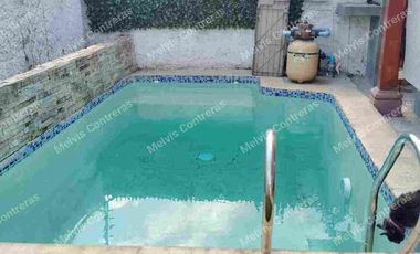 Arriendo Hermosa  Casa en las condes , con amplia distribución de 2 pisos con orientación Nor oriente, excelente iluminación natural con amplias ventanas,terraza con excelente conectividad.  Cercana al Metro Manquehue, a pasos de paraderos.

Sus principales características son:
Cercano a comercios, colegios y autopistas.

• 285 mts2 de terreno
• 195 mts2 construidos
• 90 mts2 Terraza
• 3 dormitorios + servicio
• 4 baños + servicio
• Gran jardín seco formado
• Piscina
• Quincho
• Portón eléctrico
• 2 Estacionamiento
• 1 Bodega
• Gastos comunes NO TIENE
• Año 2000
• Ventanas termo panel
• Cerco eléctrico


DISTRIBUCIÓN:
PRIMER PISO:
Hall de entrada muy luminoso que conecta a todos los espacios de la casa.
Living conectado a hall de entrada y comedor
Comedor con conexión directa a living y cocina
Cocina full equipada, refrigerador, lavadora, microondas, horno, etc.
Terraza en el sector de quincho y piscina, techada y con amplio espacio para compartir en familia
Segunda terraza en el sector del dormitorio principal.

Sector dormitorios:
Dormitorio principal en suite con amplio closet y mucha luz natural.
Baño 1 completo, tiene ducha en obra
Baño 2 completo, tiene tina
Dormitorio de servicio y baño de servicio con full independencia.
SEGUNDO PISO:
Dormitorio 2, de buen tamaño, tiene aire acondicionado, con balcón propio.
Dormitorio 3 con amplio espacio con closet. Tiene balcón
Sala de estar entre los dormitorios de gran tamaño.
Baño 2 con luz natural, tiene tina
Baño 3 con luz natural, amplio y con ducha.



ADICIONALES DE LA CASA:
• Ventanas de termo panel.
• Gas es por metrogas
• Agua de empresa sanitaria
• Calefón
• Alcantarillado: empresa sanitaria
• Pisos flotante en dormitorios áreas comunes, cocina y baños con cerámica
• losa asfáltica
• Jardín consolidado
• Maravillosa piscina
• Portón automático

Los metros cuadrados son aproximados y entregados por sus dueños

REQUISITOS ARRENDATARIO Y AVAL. Canon de arriendo 
 60 U F

Acreditar ingresos de 3 veces el valor del arriendo
Contrato Indefinido
12 Ultimas cotizaciones
Acreditar 6 Ultimas liquidaciones de sueldo.
Dicom platiniun 360
Foto cédula ambos lados.
1 mes de arriendo anticipado
2 mes de garantía
Antecedentes penales.
Aval los mismos documentos
comisión 50%.



GLOBAL21 PROPIEDADES