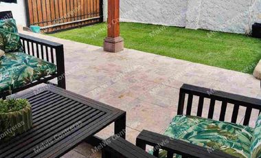 Arriendo Hermosa  Casa en las condes , con amplia distribución de 2 pisos con orientación Nor oriente, excelente iluminación natural con amplias ventanas,terraza con excelente conectividad.  Cercana al Metro Manquehue, a pasos de paraderos.

Sus principales características son:
Cercano a comercios, colegios y autopistas.

• 285 mts2 de terreno
• 195 mts2 construidos
• 90 mts2 Terraza
• 3 dormitorios + servicio
• 4 baños + servicio
• Gran jardín seco formado
• Piscina
• Quincho
• Portón eléctrico
• 2 Estacionamiento
• 1 Bodega
• Gastos comunes NO TIENE
• Año 2000
• Ventanas termo panel
• Cerco eléctrico


DISTRIBUCIÓN:
PRIMER PISO:
Hall de entrada muy luminoso que conecta a todos los espacios de la casa.
Living conectado a hall de entrada y comedor
Comedor con conexión directa a living y cocina
Cocina full equipada, refrigerador, lavadora, microondas, horno, etc.
Terraza en el sector de quincho y piscina, techada y con amplio espacio para compartir en familia
Segunda terraza en el sector del dormitorio principal.

Sector dormitorios:
Dormitorio principal en suite con amplio closet y mucha luz natural.
Baño 1 completo, tiene ducha en obra
Baño 2 completo, tiene tina
Dormitorio de servicio y baño de servicio con full independencia.
SEGUNDO PISO:
Dormitorio 2, de buen tamaño, tiene aire acondicionado, con balcón propio.
Dormitorio 3 con amplio espacio con closet. Tiene balcón
Sala de estar entre los dormitorios de gran tamaño.
Baño 2 con luz natural, tiene tina
Baño 3 con luz natural, amplio y con ducha.



ADICIONALES DE LA CASA:
• Ventanas de termo panel.
• Gas es por metrogas
• Agua de empresa sanitaria
• Calefón
• Alcantarillado: empresa sanitaria
• Pisos flotante en dormitorios áreas comunes, cocina y baños con cerámica
• losa asfáltica
• Jardín consolidado
• Maravillosa piscina
• Portón automático

Los metros cuadrados son aproximados y entregados por sus dueños

REQUISITOS ARRENDATARIO Y AVAL. Canon de arriendo 
 60 U F

Acreditar ingresos de 3 veces el valor del arriendo
Contrato Indefinido
12 Ultimas cotizaciones
Acreditar 6 Ultimas liquidaciones de sueldo.
Dicom platiniun 360
Foto cédula ambos lados.
1 mes de arriendo anticipado
2 mes de garantía
Antecedentes penales.
Aval los mismos documentos
comisión 50%.



GLOBAL21 PROPIEDADES