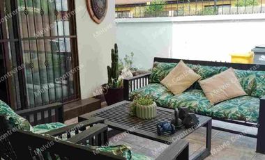 Arriendo Hermosa  Casa en las condes , con amplia distribución de 2 pisos con orientación Nor oriente, excelente iluminación natural con amplias ventanas,terraza con excelente conectividad.  Cercana al Metro Manquehue, a pasos de paraderos.

Sus principales características son:
Cercano a comercios, colegios y autopistas.

• 285 mts2 de terreno
• 195 mts2 construidos
• 90 mts2 Terraza
• 3 dormitorios + servicio
• 4 baños + servicio
• Gran jardín seco formado
• Piscina
• Quincho
• Portón eléctrico
• 2 Estacionamiento
• 1 Bodega
• Gastos comunes NO TIENE
• Año 2000
• Ventanas termo panel
• Cerco eléctrico


DISTRIBUCIÓN:
PRIMER PISO:
Hall de entrada muy luminoso que conecta a todos los espacios de la casa.
Living conectado a hall de entrada y comedor
Comedor con conexión directa a living y cocina
Cocina full equipada, refrigerador, lavadora, microondas, horno, etc.
Terraza en el sector de quincho y piscina, techada y con amplio espacio para compartir en familia
Segunda terraza en el sector del dormitorio principal.

Sector dormitorios:
Dormitorio principal en suite con amplio closet y mucha luz natural.
Baño 1 completo, tiene ducha en obra
Baño 2 completo, tiene tina
Dormitorio de servicio y baño de servicio con full independencia.
SEGUNDO PISO:
Dormitorio 2, de buen tamaño, tiene aire acondicionado, con balcón propio.
Dormitorio 3 con amplio espacio con closet. Tiene balcón
Sala de estar entre los dormitorios de gran tamaño.
Baño 2 con luz natural, tiene tina
Baño 3 con luz natural, amplio y con ducha.



ADICIONALES DE LA CASA:
• Ventanas de termo panel.
• Gas es por metrogas
• Agua de empresa sanitaria
• Calefón
• Alcantarillado: empresa sanitaria
• Pisos flotante en dormitorios áreas comunes, cocina y baños con cerámica
• losa asfáltica
• Jardín consolidado
• Maravillosa piscina
• Portón automático

Los metros cuadrados son aproximados y entregados por sus dueños

REQUISITOS ARRENDATARIO Y AVAL. Canon de arriendo 
 60 U F

Acreditar ingresos de 3 veces el valor del arriendo
Contrato Indefinido
12 Ultimas cotizaciones
Acreditar 6 Ultimas liquidaciones de sueldo.
Dicom platiniun 360
Foto cédula ambos lados.
1 mes de arriendo anticipado
2 mes de garantía
Antecedentes penales.
Aval los mismos documentos
comisión 50%.



GLOBAL21 PROPIEDADES