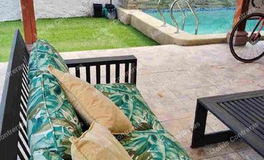 Arriendo Hermosa  Casa en las condes , con amplia distribución de 2 pisos con orientación Nor oriente, excelente iluminación natural con amplias ventanas,terraza con excelente conectividad.  Cercana al Metro Manquehue, a pasos de paraderos.

Sus principales características son:
Cercano a comercios, colegios y autopistas.

• 285 mts2 de terreno
• 195 mts2 construidos
• 90 mts2 Terraza
• 3 dormitorios + servicio
• 4 baños + servicio
• Gran jardín seco formado
• Piscina
• Quincho
• Portón eléctrico
• 2 Estacionamiento
• 1 Bodega
• Gastos comunes NO TIENE
• Año 2000
• Ventanas termo panel
• Cerco eléctrico


DISTRIBUCIÓN:
PRIMER PISO:
Hall de entrada muy luminoso que conecta a todos los espacios de la casa.
Living conectado a hall de entrada y comedor
Comedor con conexión directa a living y cocina
Cocina full equipada, refrigerador, lavadora, microondas, horno, etc.
Terraza en el sector de quincho y piscina, techada y con amplio espacio para compartir en familia
Segunda terraza en el sector del dormitorio principal.

Sector dormitorios:
Dormitorio principal en suite con amplio closet y mucha luz natural.
Baño 1 completo, tiene ducha en obra
Baño 2 completo, tiene tina
Dormitorio de servicio y baño de servicio con full independencia.
SEGUNDO PISO:
Dormitorio 2, de buen tamaño, tiene aire acondicionado, con balcón propio.
Dormitorio 3 con amplio espacio con closet. Tiene balcón
Sala de estar entre los dormitorios de gran tamaño.
Baño 2 con luz natural, tiene tina
Baño 3 con luz natural, amplio y con ducha.



ADICIONALES DE LA CASA:
• Ventanas de termo panel.
• Gas es por metrogas
• Agua de empresa sanitaria
• Calefón
• Alcantarillado: empresa sanitaria
• Pisos flotante en dormitorios áreas comunes, cocina y baños con cerámica
• losa asfáltica
• Jardín consolidado
• Maravillosa piscina
• Portón automático

Los metros cuadrados son aproximados y entregados por sus dueños

REQUISITOS ARRENDATARIO Y AVAL. Canon de arriendo 
 60 U F

Acreditar ingresos de 3 veces el valor del arriendo
Contrato Indefinido
12 Ultimas cotizaciones
Acreditar 6 Ultimas liquidaciones de sueldo.
Dicom platiniun 360
Foto cédula ambos lados.
1 mes de arriendo anticipado
2 mes de garantía
Antecedentes penales.
Aval los mismos documentos
comisión 50%.



GLOBAL21 PROPIEDADES