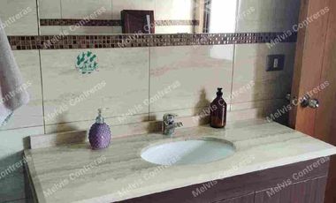 Arriendo Hermosa  Casa en las condes , con amplia distribución de 2 pisos con orientación Nor oriente, excelente iluminación natural con amplias ventanas,terraza con excelente conectividad.  Cercana al Metro Manquehue, a pasos de paraderos.

Sus principales características son:
Cercano a comercios, colegios y autopistas.

• 285 mts2 de terreno
• 195 mts2 construidos
• 90 mts2 Terraza
• 3 dormitorios + servicio
• 4 baños + servicio
• Gran jardín seco formado
• Piscina
• Quincho
• Portón eléctrico
• 2 Estacionamiento
• 1 Bodega
• Gastos comunes NO TIENE
• Año 2000
• Ventanas termo panel
• Cerco eléctrico


DISTRIBUCIÓN:
PRIMER PISO:
Hall de entrada muy luminoso que conecta a todos los espacios de la casa.
Living conectado a hall de entrada y comedor
Comedor con conexión directa a living y cocina
Cocina full equipada, refrigerador, lavadora, microondas, horno, etc.
Terraza en el sector de quincho y piscina, techada y con amplio espacio para compartir en familia
Segunda terraza en el sector del dormitorio principal.

Sector dormitorios:
Dormitorio principal en suite con amplio closet y mucha luz natural.
Baño 1 completo, tiene ducha en obra
Baño 2 completo, tiene tina
Dormitorio de servicio y baño de servicio con full independencia.
SEGUNDO PISO:
Dormitorio 2, de buen tamaño, tiene aire acondicionado, con balcón propio.
Dormitorio 3 con amplio espacio con closet. Tiene balcón
Sala de estar entre los dormitorios de gran tamaño.
Baño 2 con luz natural, tiene tina
Baño 3 con luz natural, amplio y con ducha.



ADICIONALES DE LA CASA:
• Ventanas de termo panel.
• Gas es por metrogas
• Agua de empresa sanitaria
• Calefón
• Alcantarillado: empresa sanitaria
• Pisos flotante en dormitorios áreas comunes, cocina y baños con cerámica
• losa asfáltica
• Jardín consolidado
• Maravillosa piscina
• Portón automático

Los metros cuadrados son aproximados y entregados por sus dueños

REQUISITOS ARRENDATARIO Y AVAL. Canon de arriendo 
 60 U F

Acreditar ingresos de 3 veces el valor del arriendo
Contrato Indefinido
12 Ultimas cotizaciones
Acreditar 6 Ultimas liquidaciones de sueldo.
Dicom platiniun 360
Foto cédula ambos lados.
1 mes de arriendo anticipado
2 mes de garantía
Antecedentes penales.
Aval los mismos documentos
comisión 50%.



GLOBAL21 PROPIEDADES